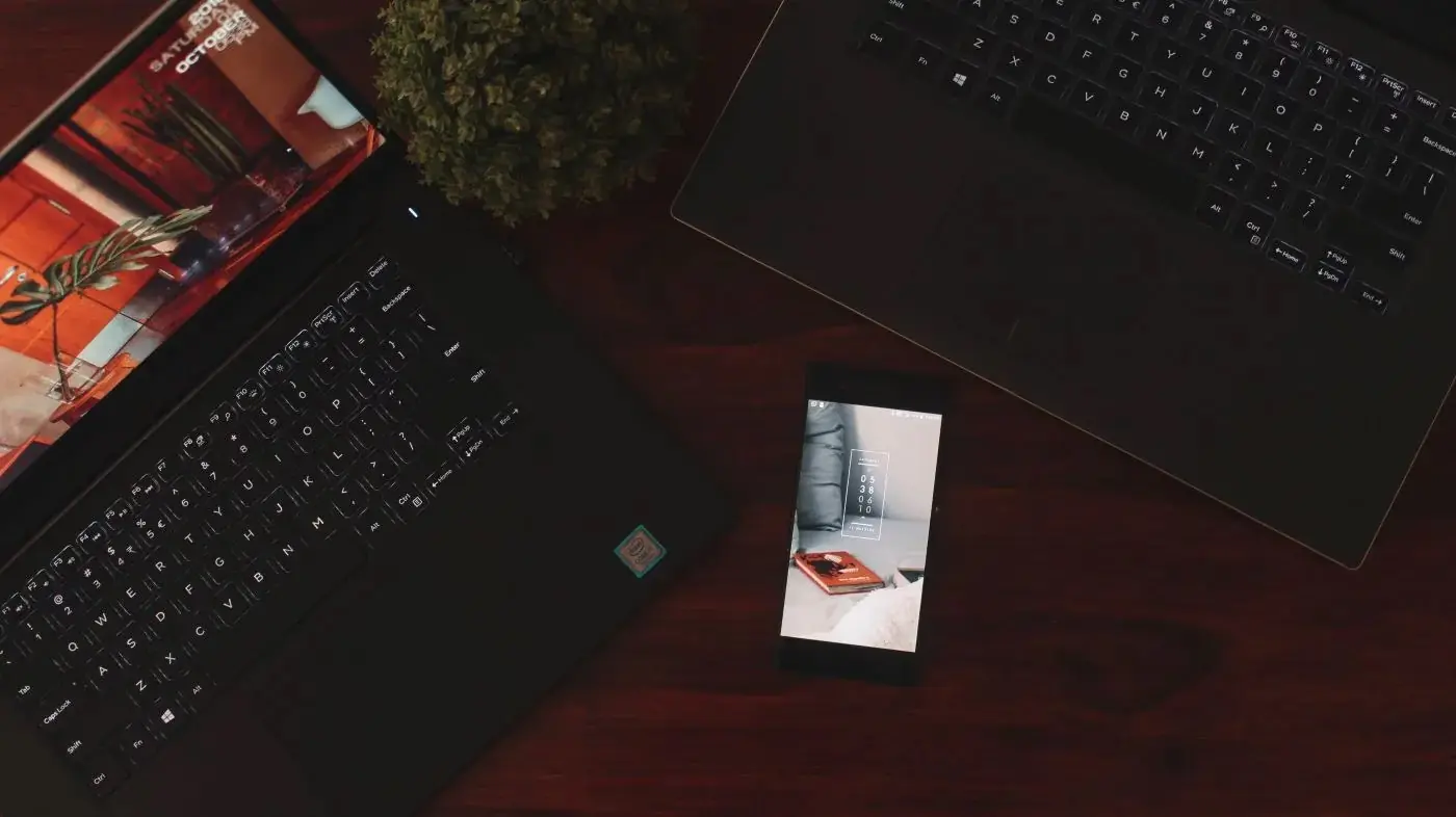 Laptop obsługujący połączenie z iPhonem